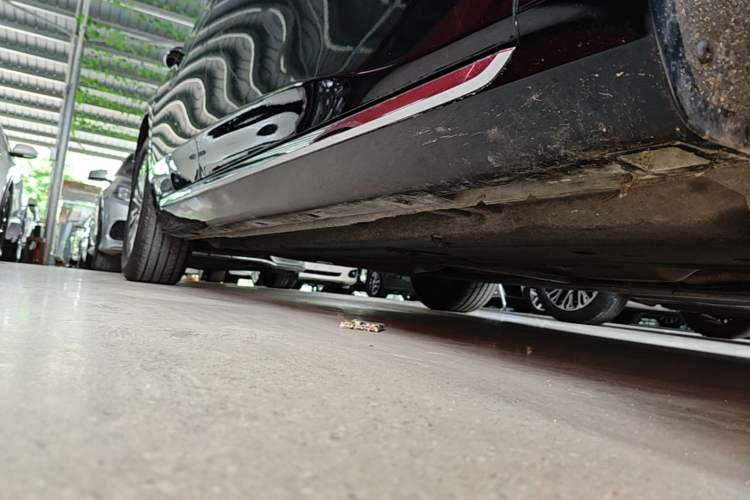 Used Hongqi H5 2024 2.0T Automatic Smart Connect Flagship Edition Right Side Sill