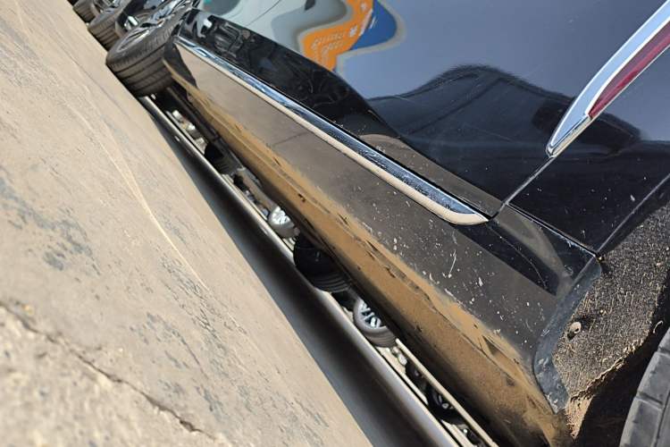 Used Hongqi H5 2024 2.0T Automatic Smart Connect Flagship Edition Right Side Sill