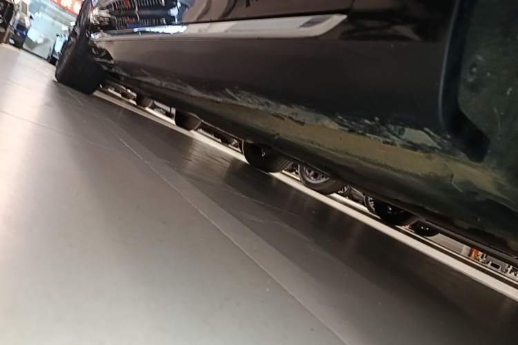 Used Hongqi H5 2024 2.0T Automatic Smart Connect Flagship Edition Right Side Sill