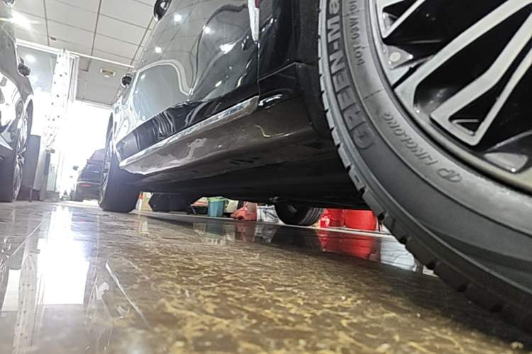Used Hongqi H5 2024 2.0T Automatic Smart Connect Flagship Edition Right Side Sill