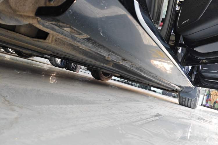 Used Hongqi H5 2024 2.0T Automatic Smart Connect Flagship Edition Right Side Sill