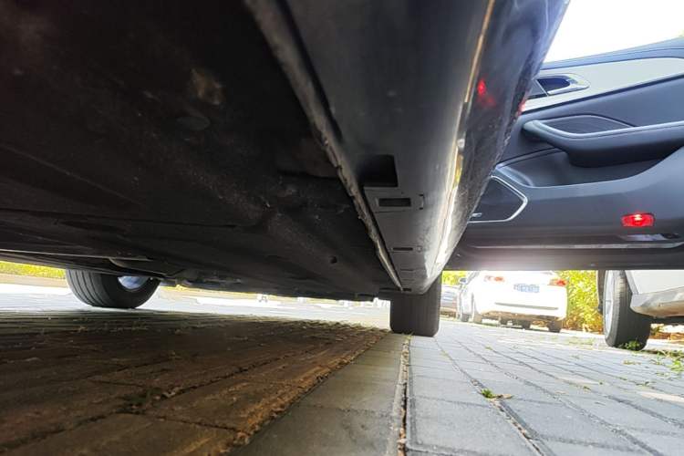 Used Hongqi H5 2024 1.5T DCT Smart Connect Flagship Edition Right Side Sill