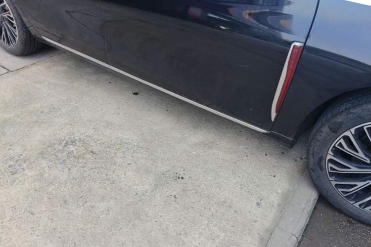 Used Hongqi H5 2024 2.0T Automatic Smart Connect Flagship Edition Right Side Sill