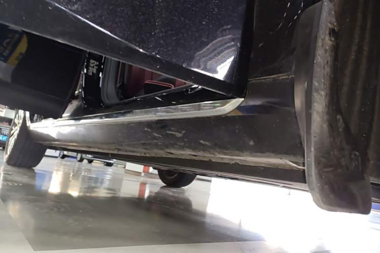 Used Hongqi H5 2024 2.0T Automatic Smart Connect Flagship Edition Right Side Sill