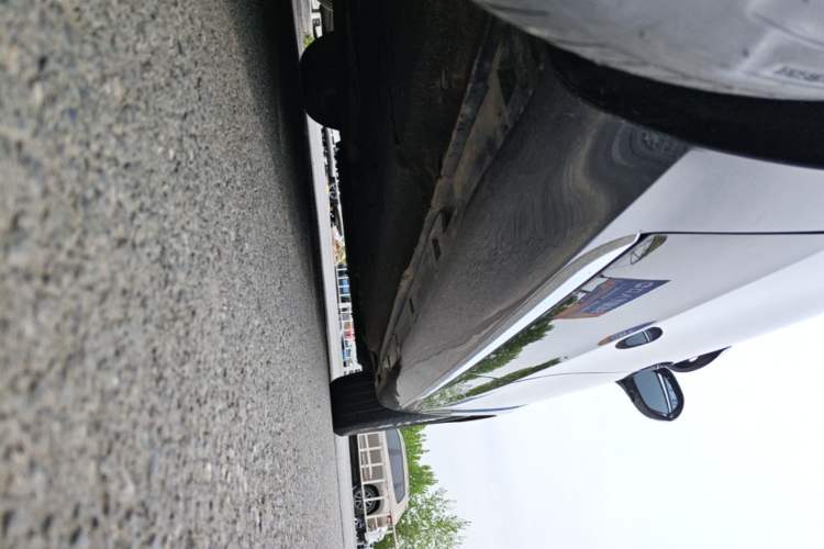 Used Hongqi H5 2024 2.0T Automatic Smart Connect Flagship Edition Right Side Sill