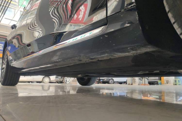 Used Hongqi H5 2024 2.0T Automatic Smart Connect Flagship Edition Right Side Sill
