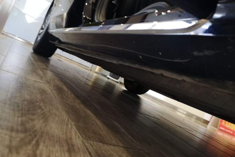 Used Hongqi H5 2024 2.0T Automatic Smart Connect Flagship Edition Right Side Sill