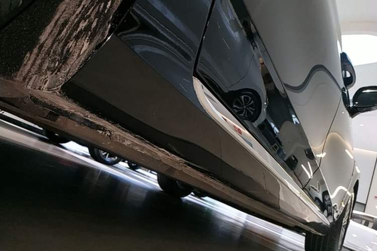 Used Hongqi H5 2024 2.0T Automatic Smart Connect Flagship Edition Right Side Sill