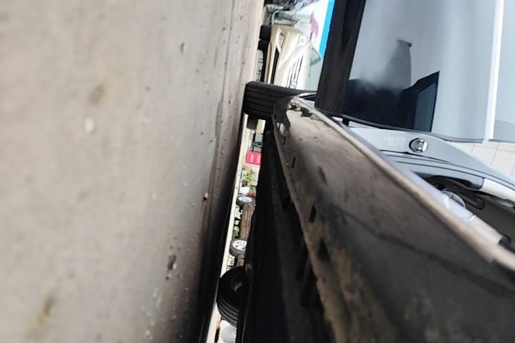 Used Hongqi H5 2024 1.5T DCT Smart Connect Flagship Edition Right Side Sill