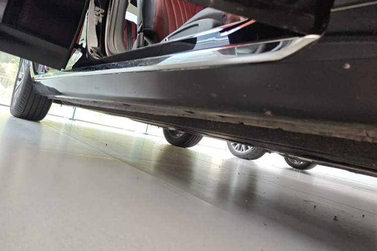 Used Hongqi H5 2024 2.0T Automatic Smart Connect Flagship Edition Right Side Sill