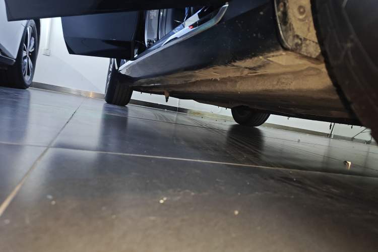 Used Hongqi H5 2024 2.0T Automatic Smart Connect Flagship Edition Right Side Sill