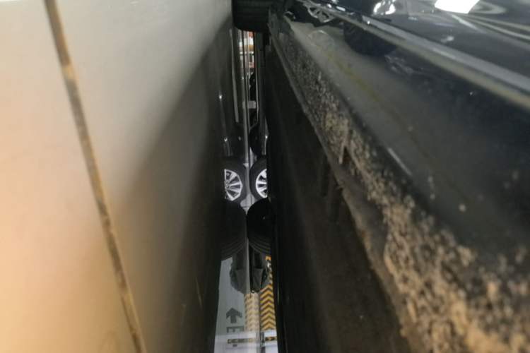 Used Hongqi H5 2024 1.5T DCT Smart Connect Flagship Edition Right Side Sill