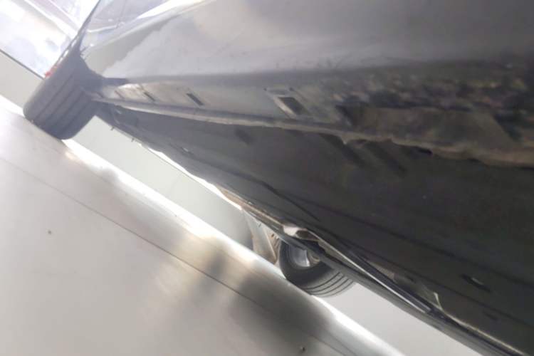 Used Hongqi H5 2024 2.0T Automatic Smart Connect Flagship Edition Right Side Sill