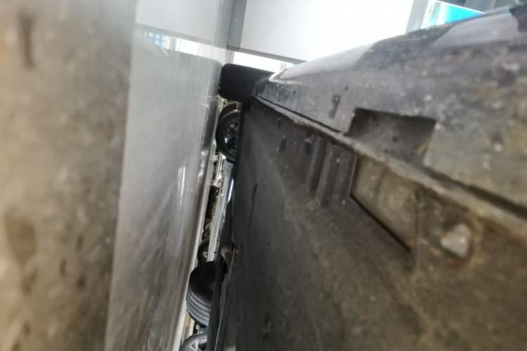 Used Hongqi H5 2024 2.0T Automatic Smart Connect Flagship Edition Right Side Sill