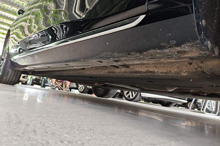 Used Hongqi H5 2024 2.0T Automatic Smart Connect Flagship Edition Right Side Sill