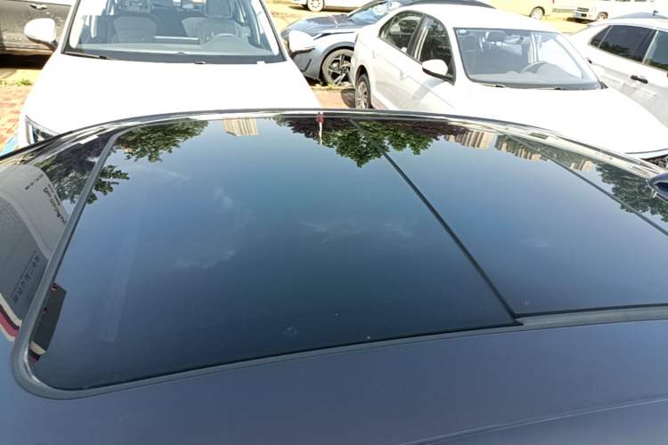 Used Hongqi H5 2024 2.0T Automatic Smart Connect Flagship Edition Roof