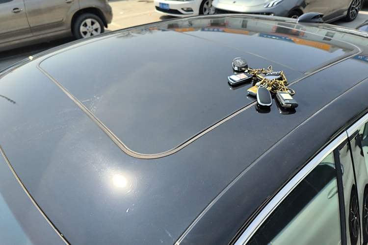 Used Hongqi H5 2024 2.0T Automatic Smart Connect Flagship Edition Roof
