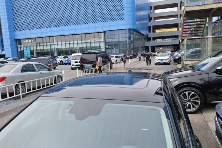 Used Hongqi H5 2024 2.0T Automatic Smart Connect Flagship Edition Roof