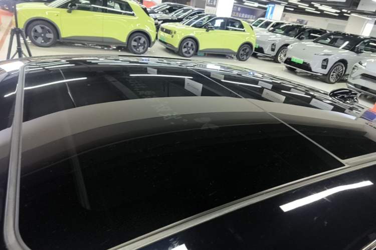 Used Hongqi H5 2024 2.0T Automatic Smart Connect Flagship Edition Roof