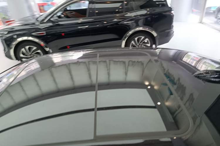 Used Hongqi H5 2024 2.0T Automatic Smart Connect Flagship Edition Roof