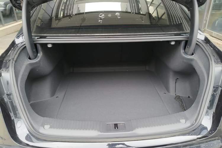 Used Hongqi H5 2024 1.5T DCT Smart Connect Flagship Edition Trunk