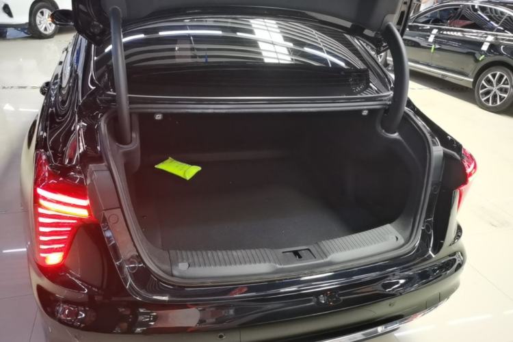 Used Hongqi H5 2024 1.5T DCT Smart Connect Flagship Edition Trunk