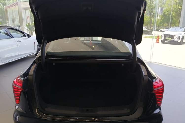 Used Hongqi H5 2024 1.5T DCT Smart Connect Flagship Edition Trunk