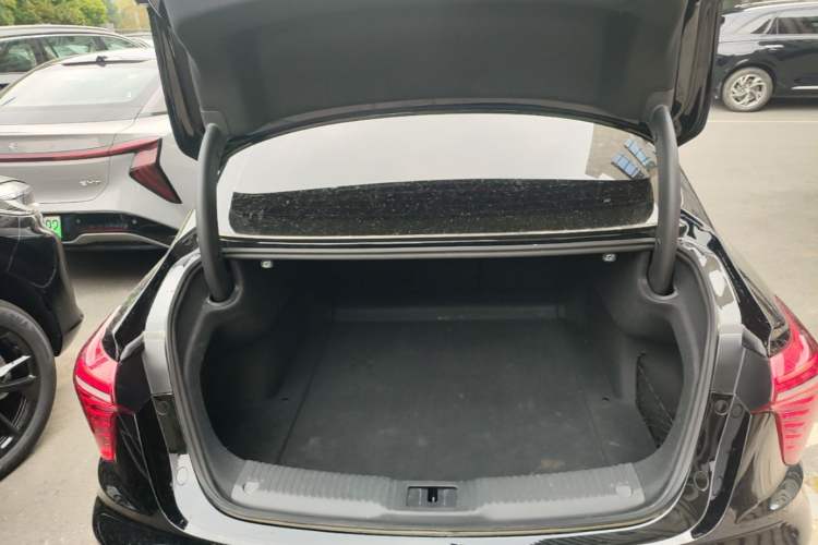 Used Hongqi H5 2024 2.0T Automatic Smart Connect Flagship Edition Trunk