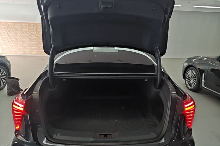 Used Hongqi H5 2024 2.0T Automatic Smart Connect Flagship Edition Trunk