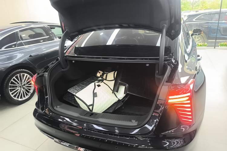 Used Hongqi H5 2024 2.0T Automatic Smart Connect Flagship Edition Trunk