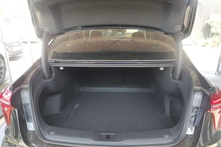 Used Hongqi H5 2024 2.0T Automatic Smart Connect Flagship Edition Trunk