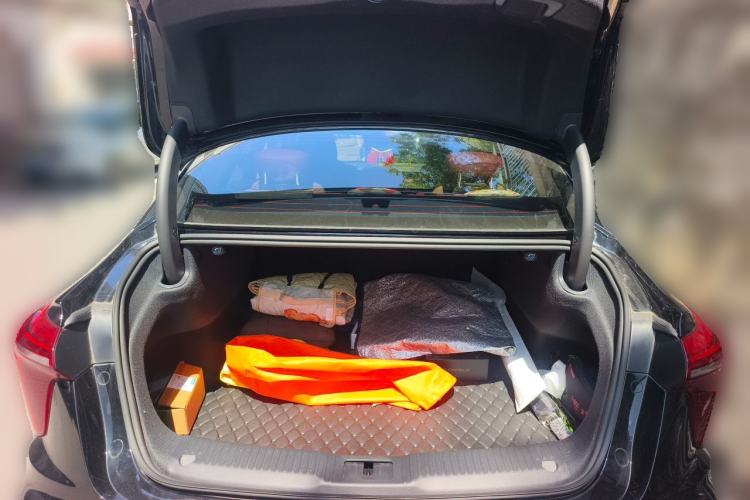 Used Hongqi H5 2024 2.0T Automatic Smart Connect Flagship Edition Trunk