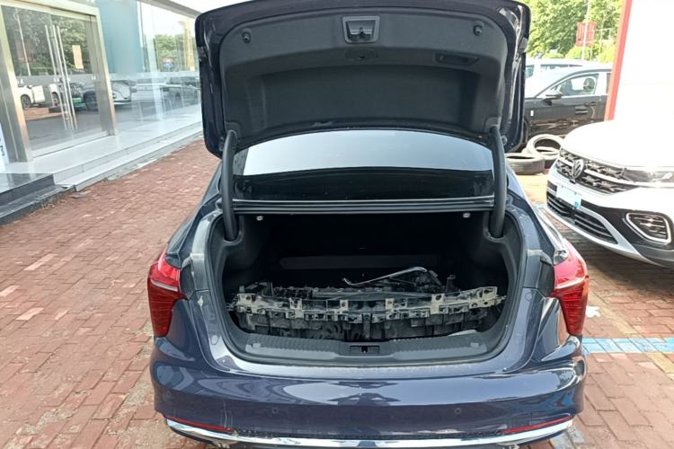 Used Hongqi H5 2024 2.0T Automatic Smart Connect Flagship Edition Trunk