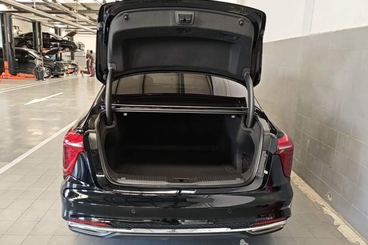 Used Hongqi H5 2024 2.0T Automatic Smart Connect Flagship Edition Trunk