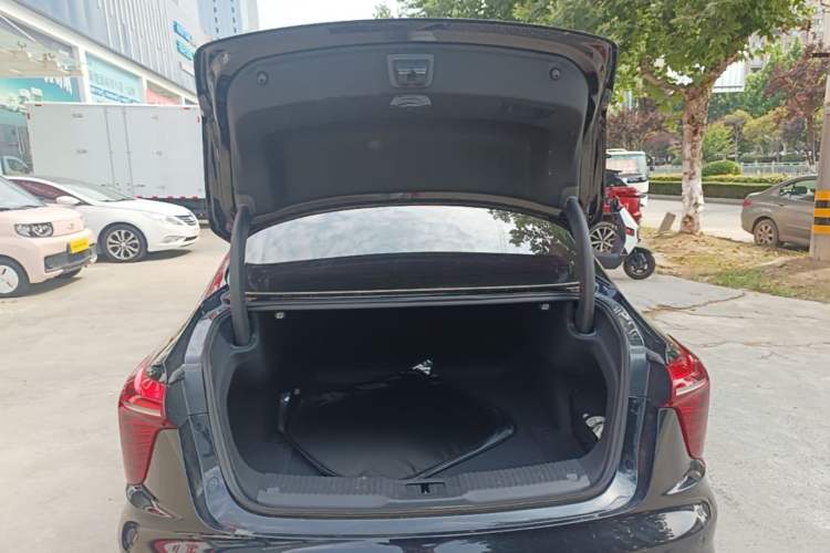 Used Hongqi H5 2024 2.0T Automatic Smart Connect Flagship Edition Trunk