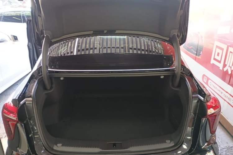 Used Hongqi H5 2024 2.0T Automatic Smart Connect Flagship Edition Trunk