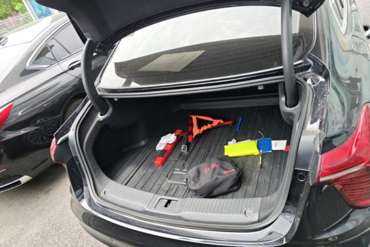 Used Hongqi H5 2024 2.0T Automatic Smart Connect Flagship Edition Trunk