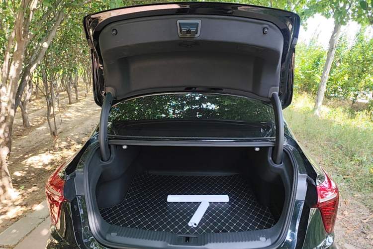 Used Hongqi H5 2024 1.5T DCT Smart Connect Flagship Edition Trunk