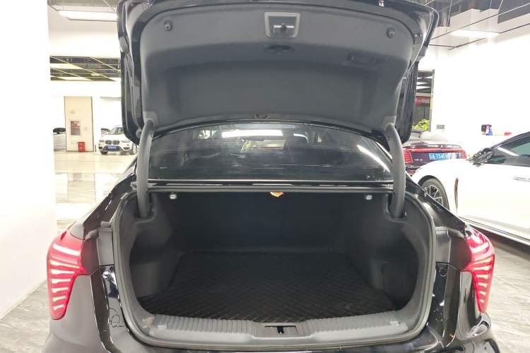 Used Hongqi H5 2024 2.0T Automatic Smart Connect Flagship Edition Trunk