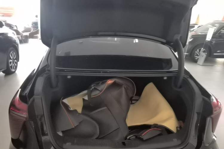 Used Hongqi H5 2024 2.0T Automatic Smart Connect Flagship Edition Trunk