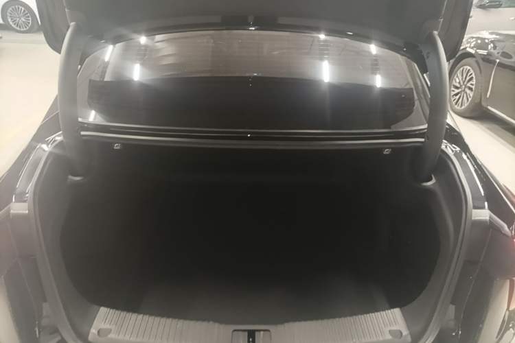 Used Hongqi H5 2024 2.0T Automatic Smart Connect Flagship Edition Trunk