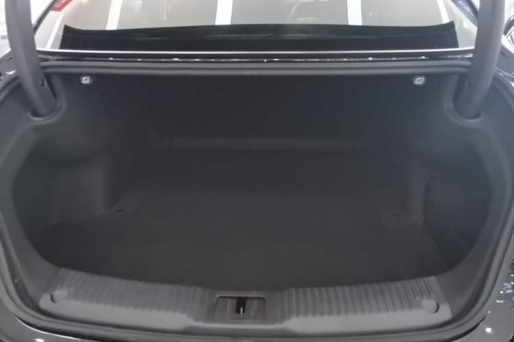 Used Hongqi H5 2024 2.0T Automatic Smart Connect Flagship Edition Trunk