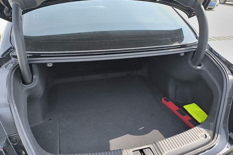 Used Hongqi H5 2024 2.0T Automatic Smart Connect Flagship Edition Trunk