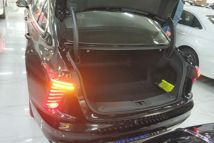 Used Hongqi H5 2024 2.0T Automatic Smart Connect Flagship Edition Trunk