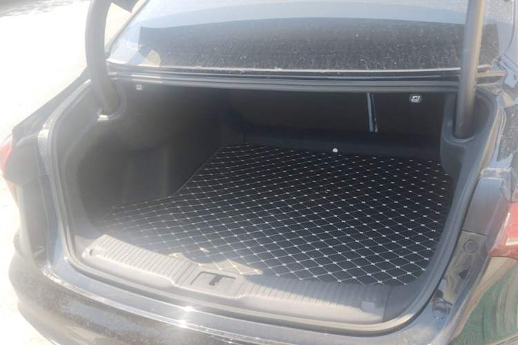 Used Hongqi H5 2024 2.0T Automatic Smart Connect Flagship Edition Trunk