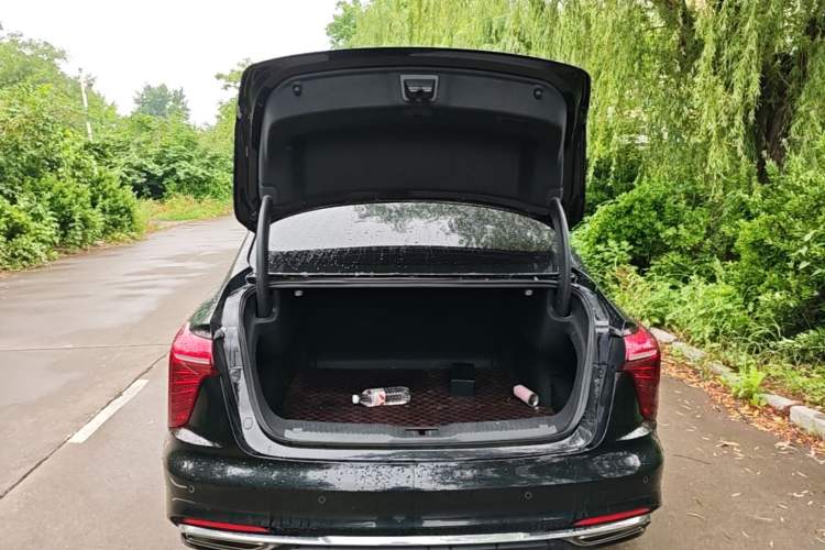 Used Hongqi H5 2024 2.0T Automatic Smart Connect Flagship Edition Trunk