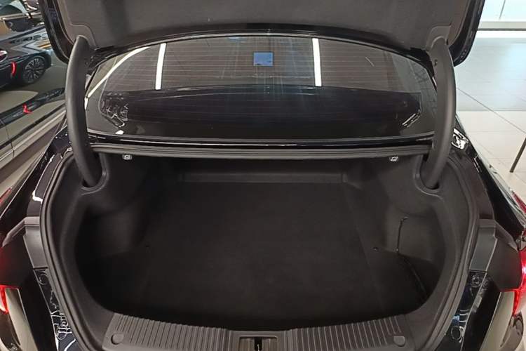 Used Hongqi H5 2024 2.0T Automatic Smart Connect Flagship Edition Trunk