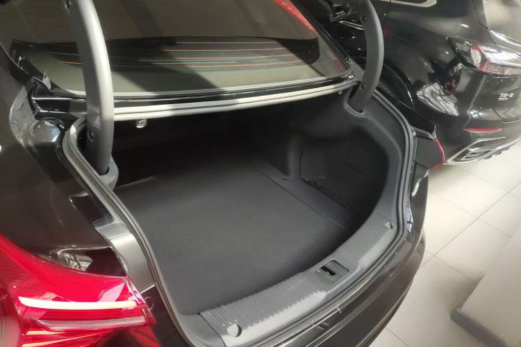Used Hongqi H5 2024 1.5T DCT Smart Connect Flagship Edition Trunk