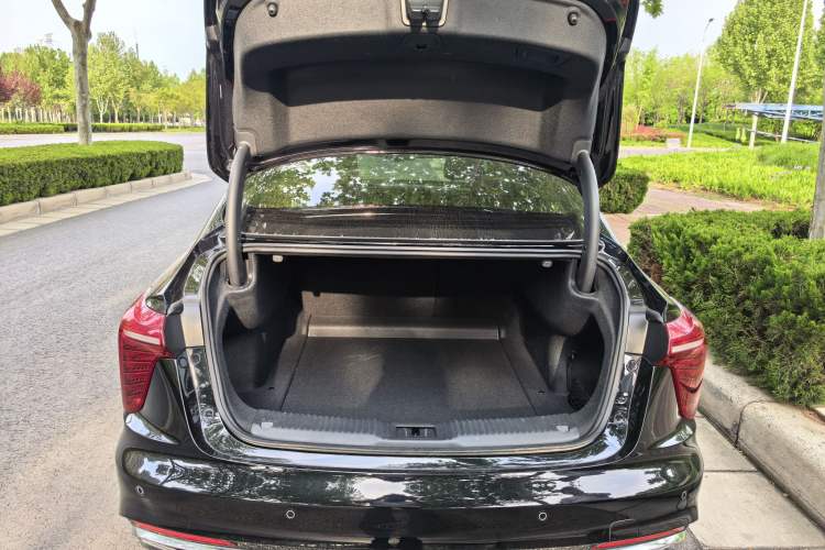 Used Hongqi H5 2024 2.0T Automatic Smart Connect Flagship Edition Trunk