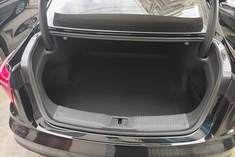 Used Hongqi H5 2024 1.5T DCT Smart Connect Flagship Edition Trunk